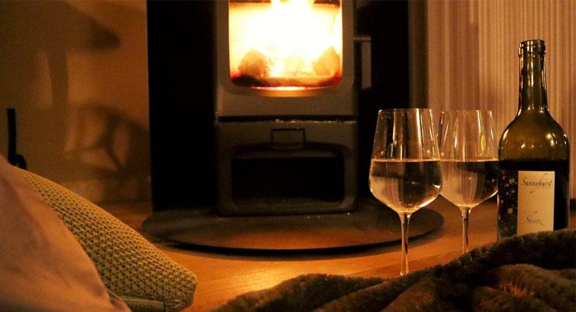 A bottle of wine with glasse